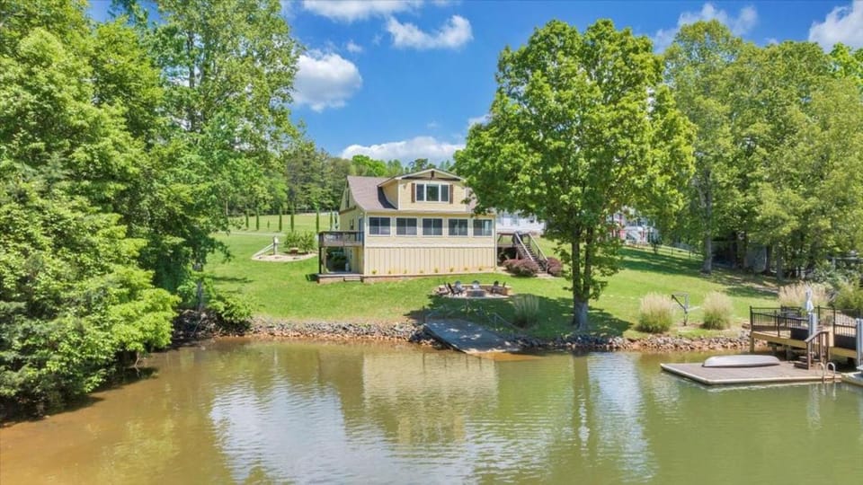 Property building, Nearby landmark, Day, Natural landscape, Activities, Lake view