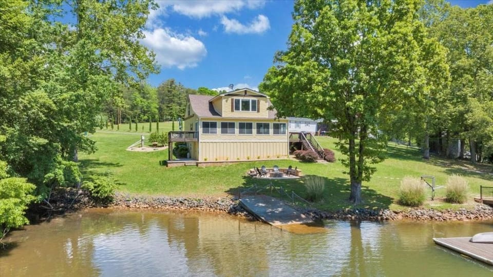 Property building, Nearby landmark, Day, Natural landscape, Activities, Lake view
