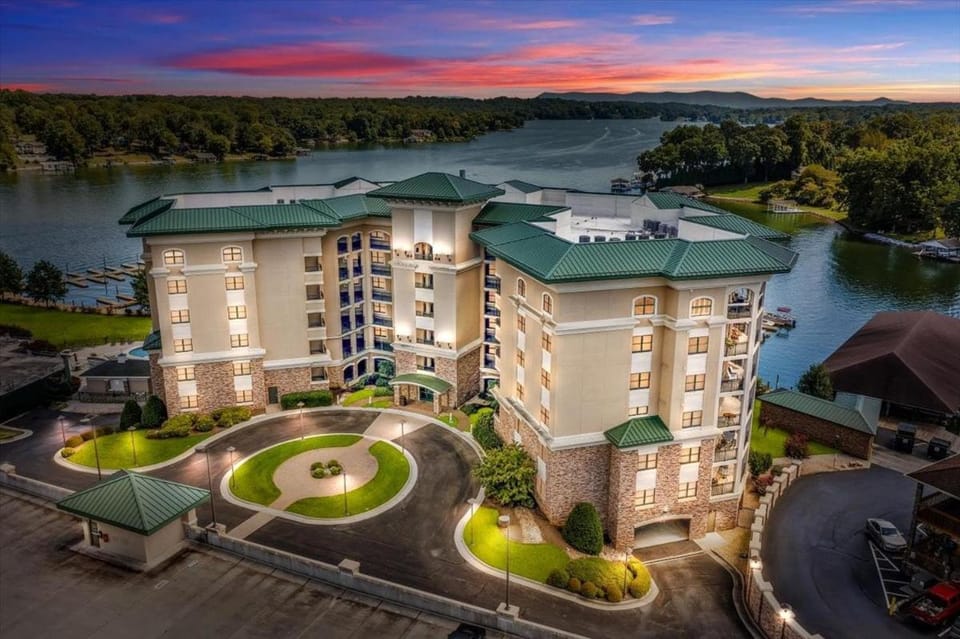 Property building, Bird's eye view, Lake view, Pool view