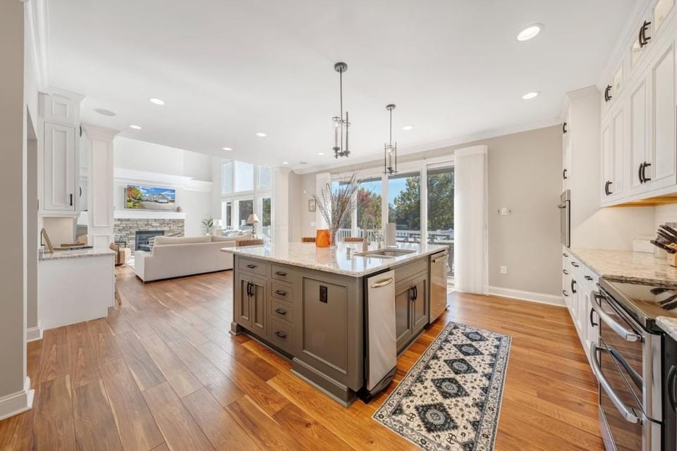 Coffee/tea facilities, Kitchen or kitchenette, Dining area, dishwasher, oven, kitchen