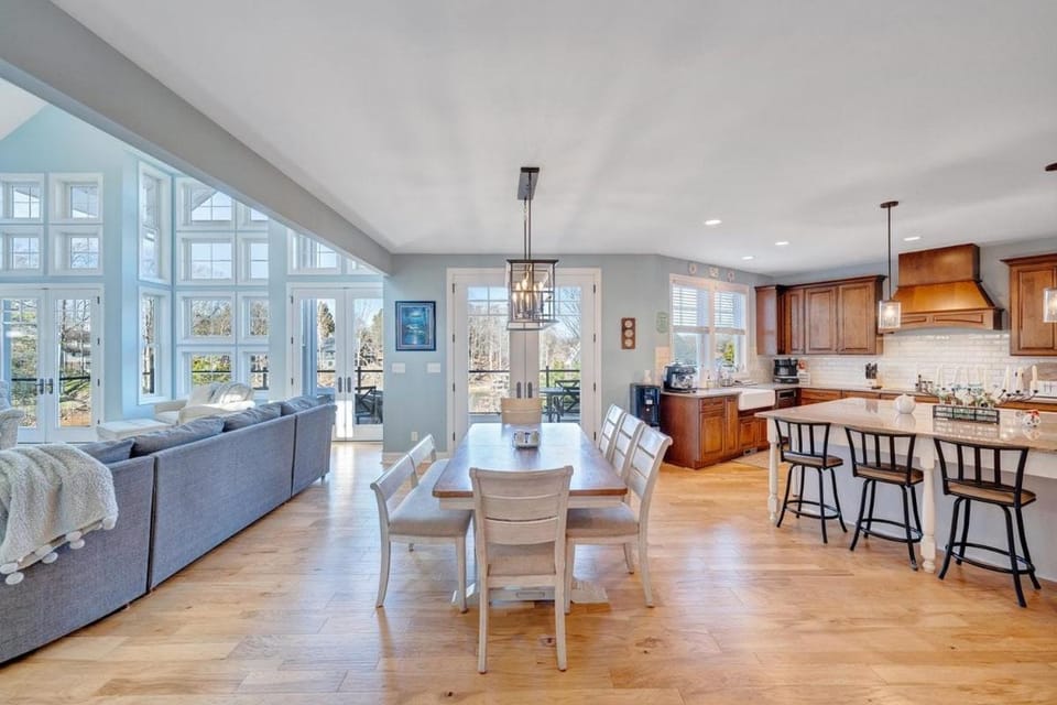 Kitchen or kitchenette, Seating area, Dining area