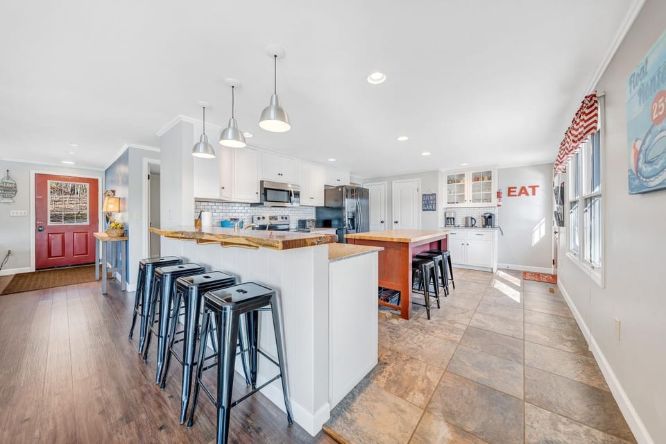 Kitchen or kitchenette, minibar, oven, stove, kitchen