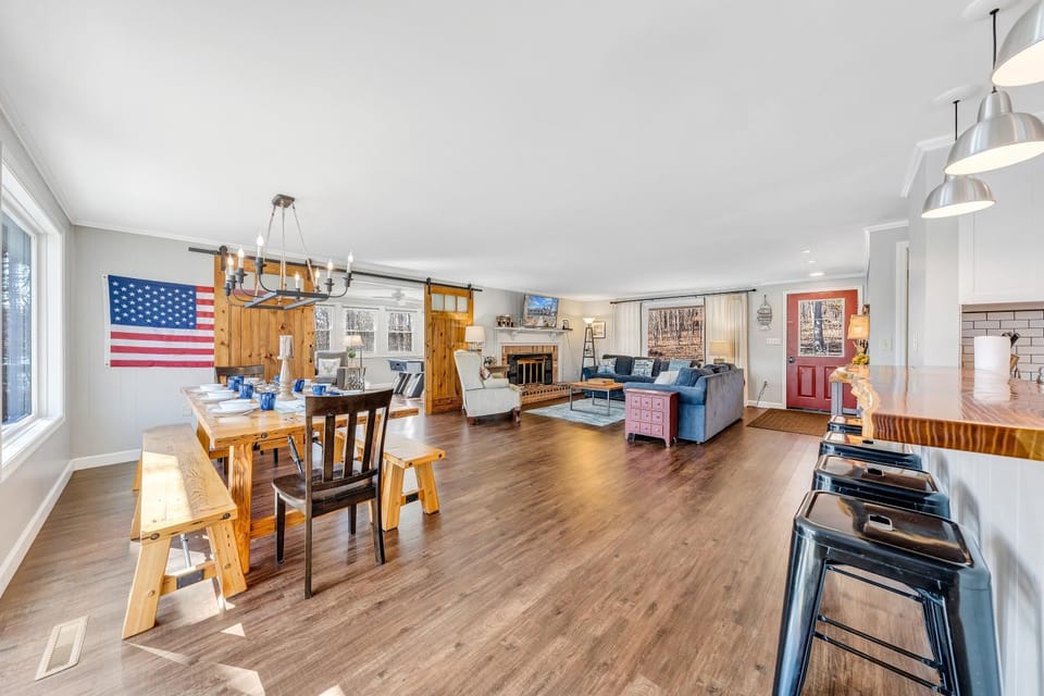 Kitchen or kitchenette, Living room, Seating area, Dining area