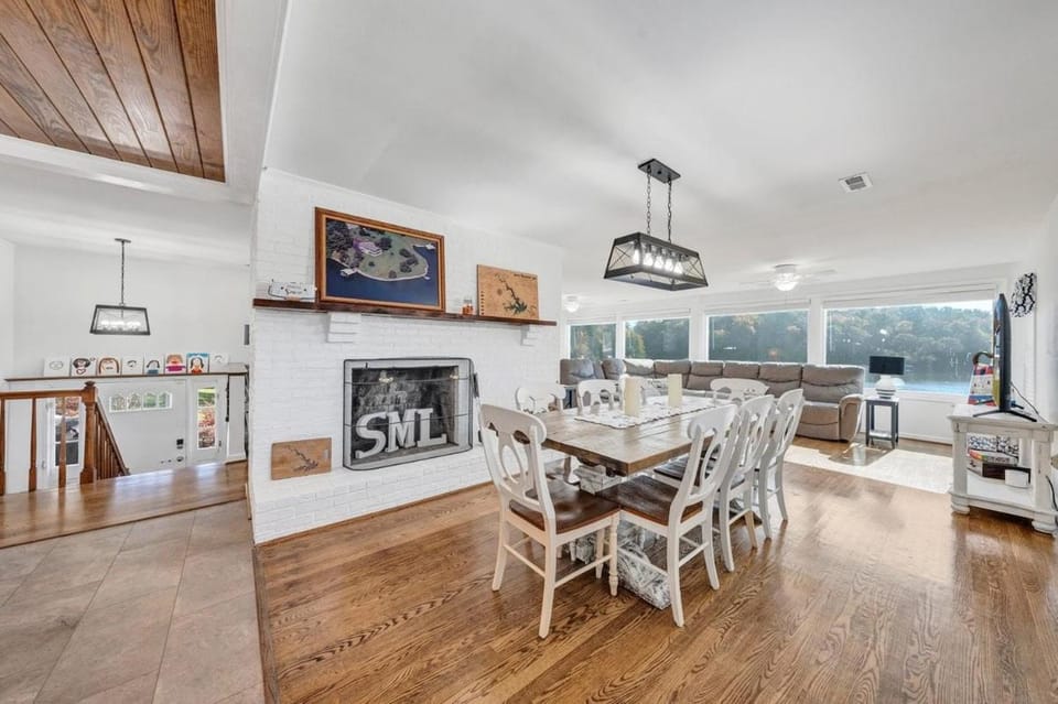 Living room, Seating area, Dining area