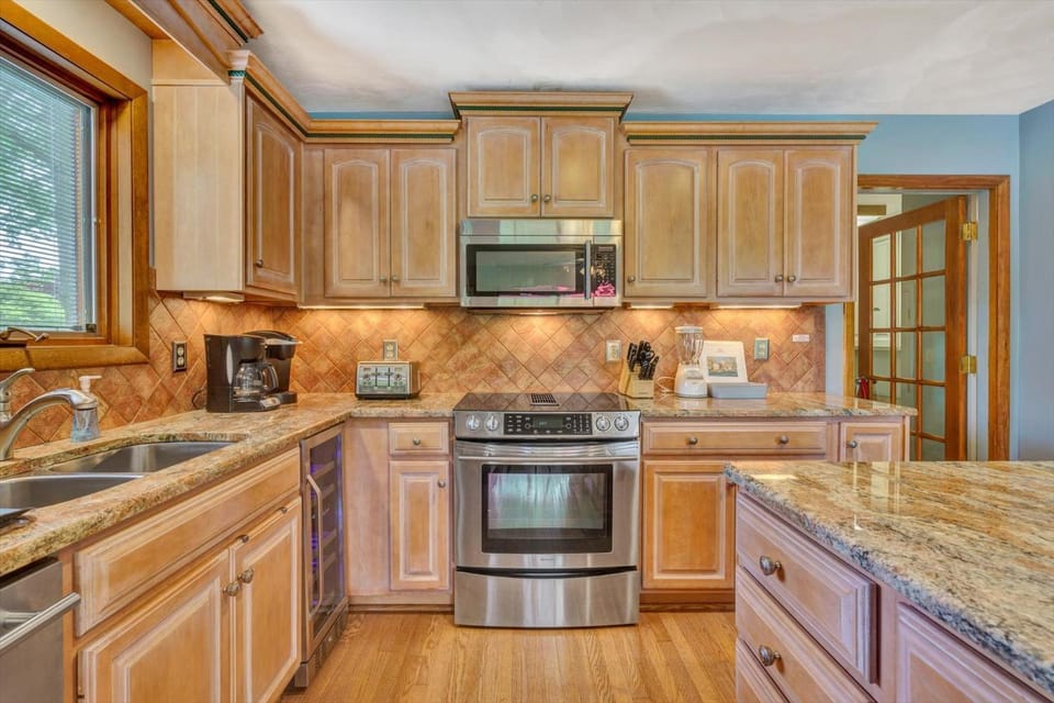 Kitchen or kitchenette, dishwasher, oven, toaster, kitchen