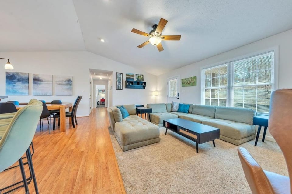 TV and multimedia, Living room, Seating area, Dining area
