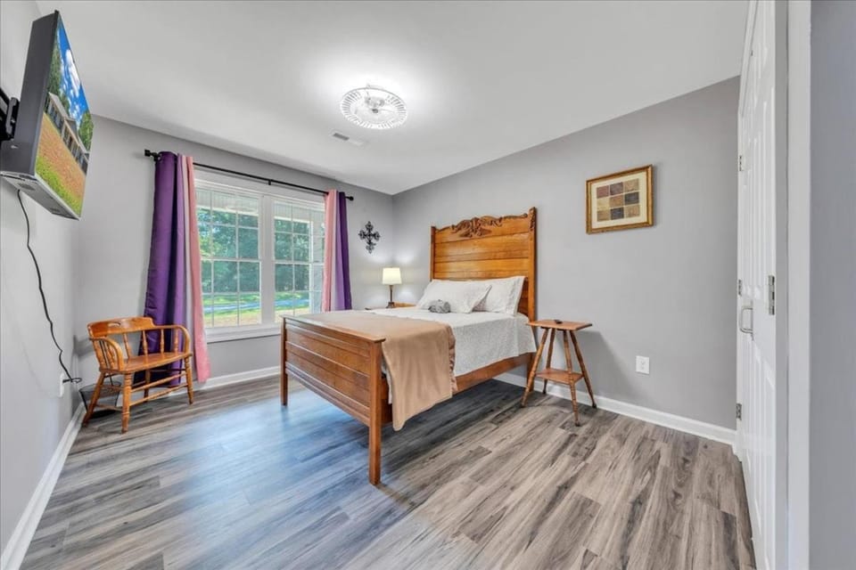 Bed, TV and multimedia, Bedroom