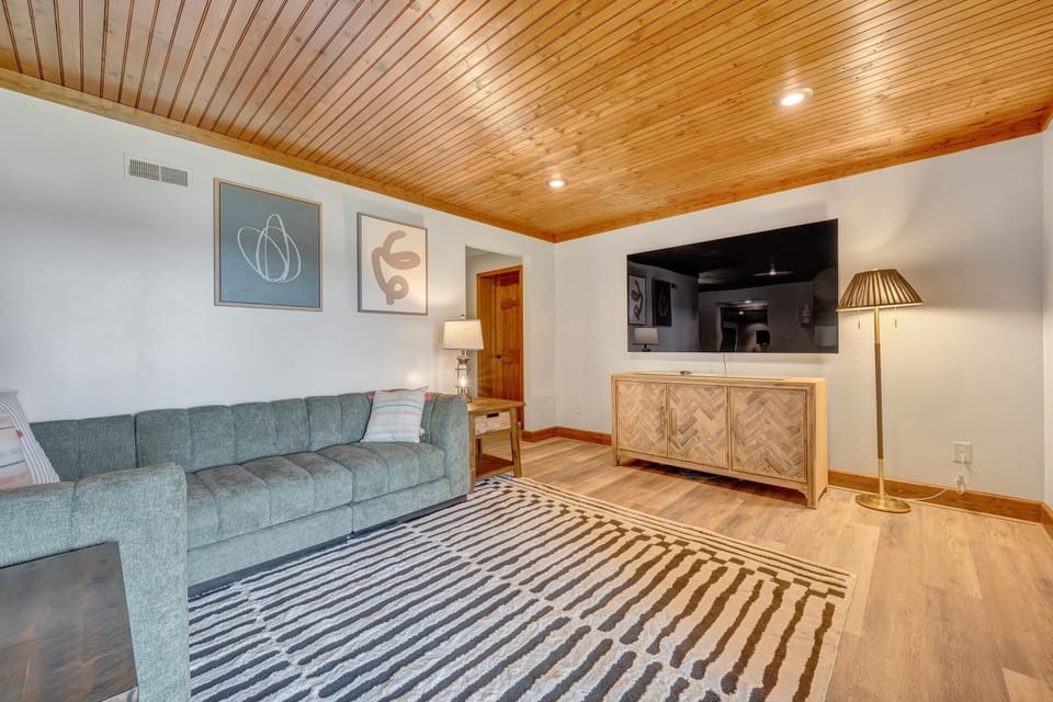 TV and multimedia, Living room, Seating area