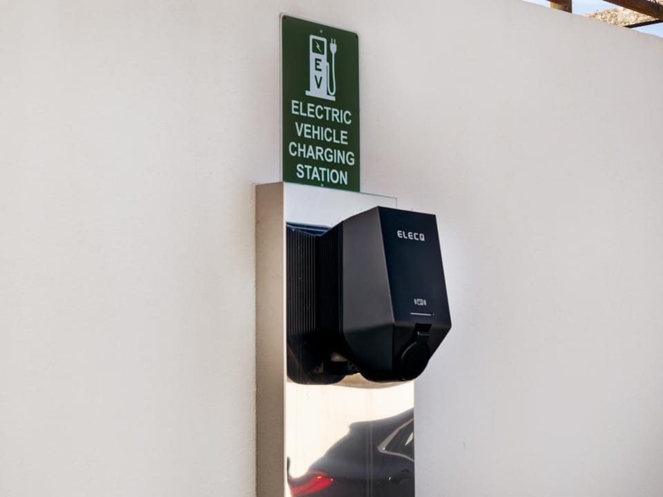 Off site, Area and facilities, Parking