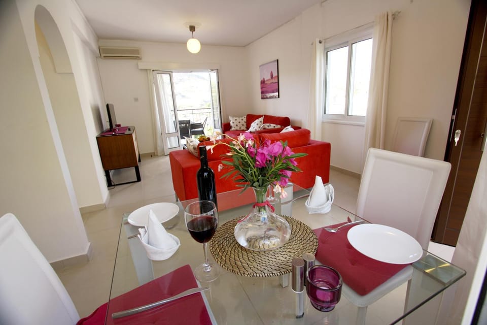 Living room, Seating area, Dining area, Drinks