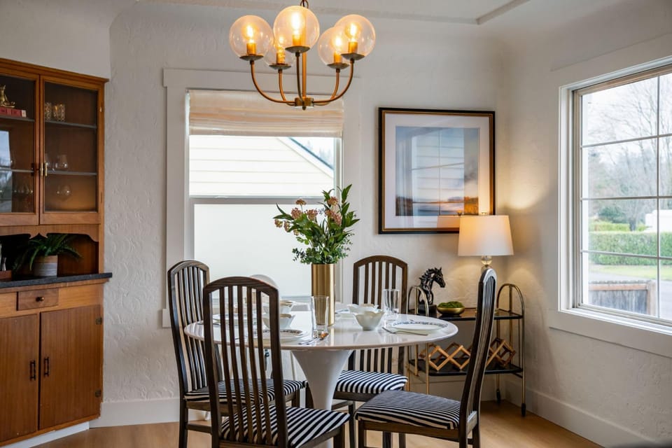 Camas Getaway Near Downtown Big Windows House in Willamette Valley
