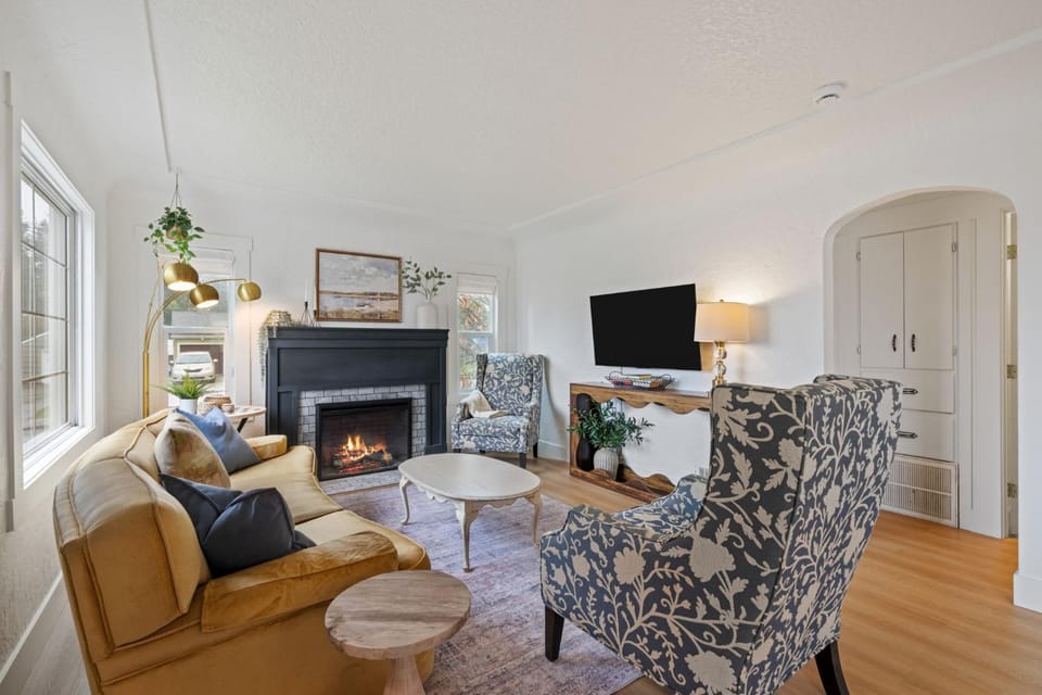 Camas Getaway Near Downtown Big Windows House in Willamette Valley
