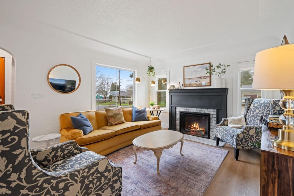 Camas Getaway Near Downtown Big Windows House in Willamette Valley