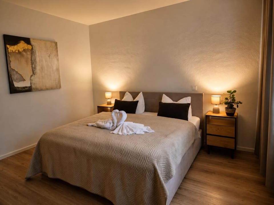 Bed, Photo of the whole room, Bedroom, towels