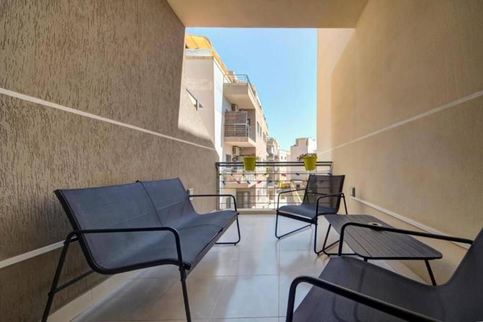 Modern 3BR home w/terrace, close to Malta Airport - Apartment Apartment in Malta