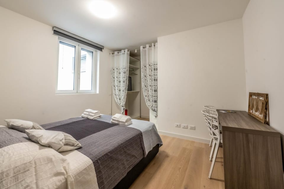 Bed, Photo of the whole room, Seating area, Bedroom
