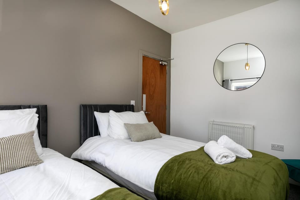 Bed, Bedroom, towels