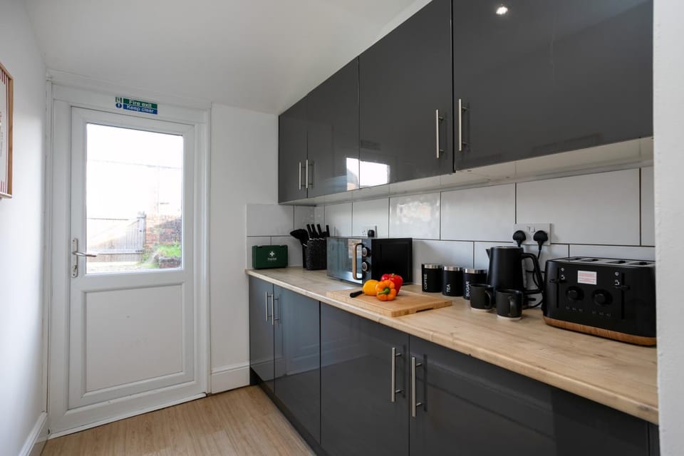 Coffee/tea facilities, Kitchen or kitchenette, microwave, stove, toaster