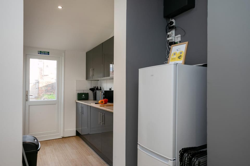 Kitchen or kitchenette, oven, kitchen