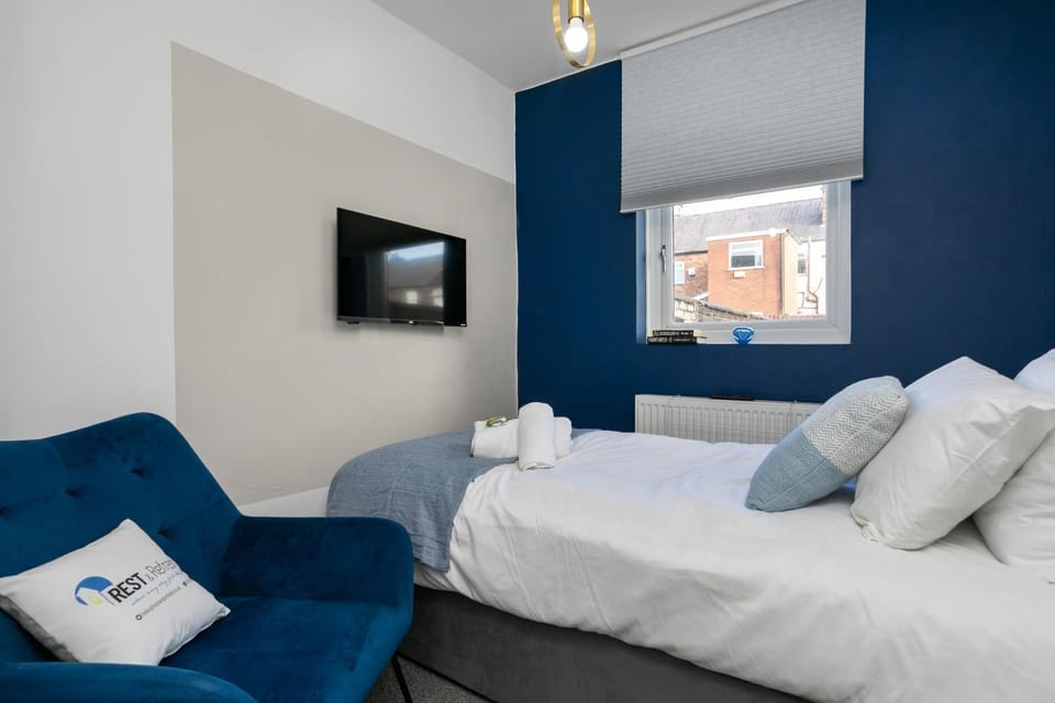 Bed, TV and multimedia, Seating area, Bedroom