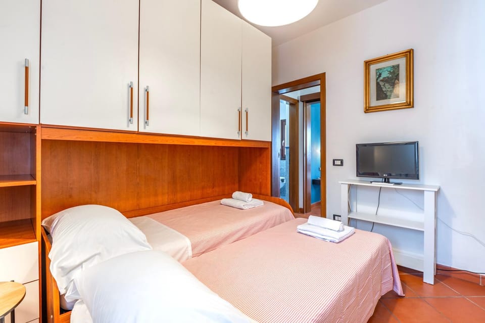 Bed, TV and multimedia, Photo of the whole room, Bedroom, towels