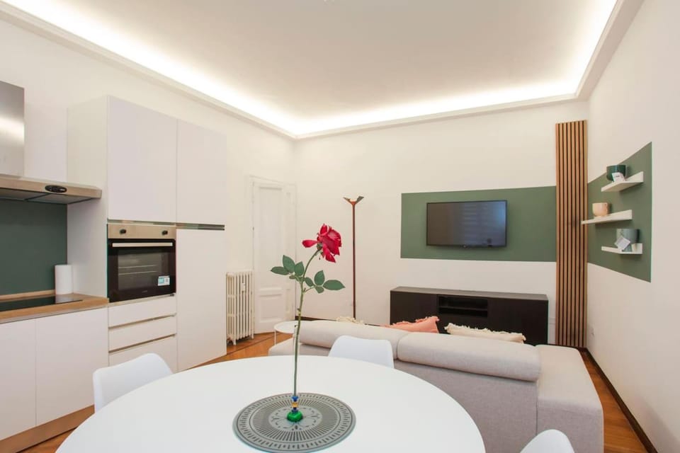 TV and multimedia, Living room, Seating area, Dining area