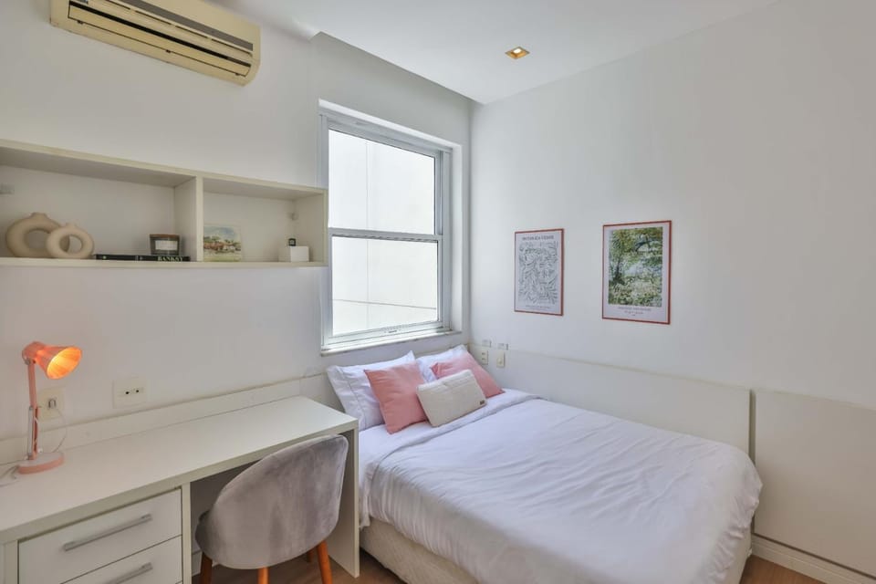 Apartment with air conditioning 2 blocks from Leblon Beach Apartment in Rio de Janeiro