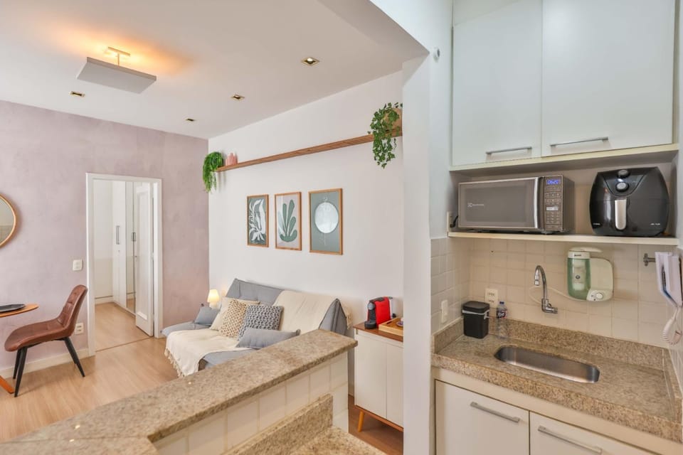 Apartment with air conditioning 2 blocks from Leblon Beach Apartment in Rio de Janeiro