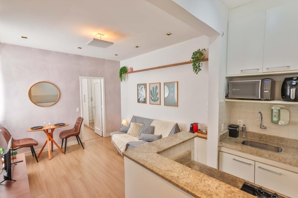 Apartment with air conditioning 2 blocks from Leblon Beach Apartment in Rio de Janeiro