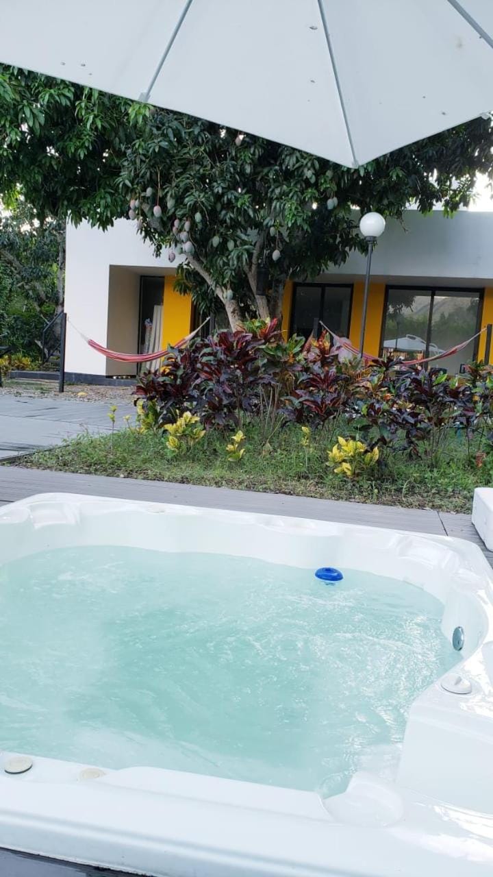 Casa moderna con piscina, jacuzzi , Baño turco y salon de juegos a 2 horas y media de Bogota Villa in Cundinamarca, Colombia
