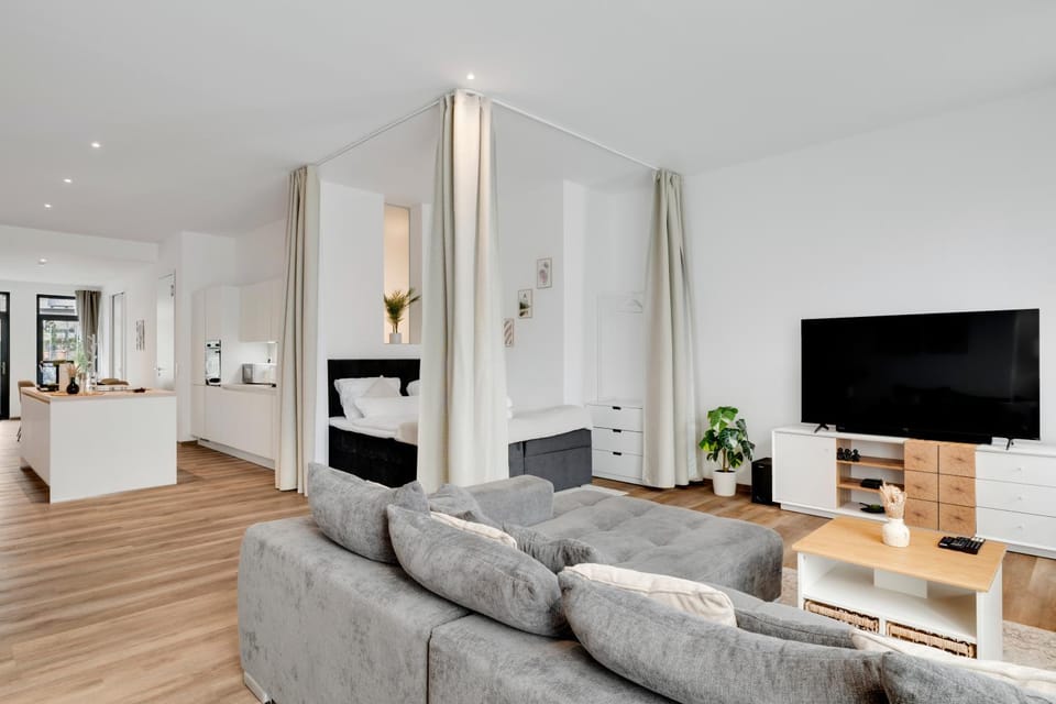 TV and multimedia, Living room, Seating area, Evening entertainment