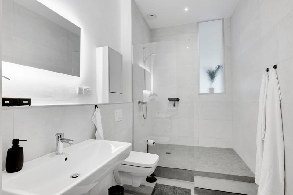 Shower, Toilet, Bathroom, towels