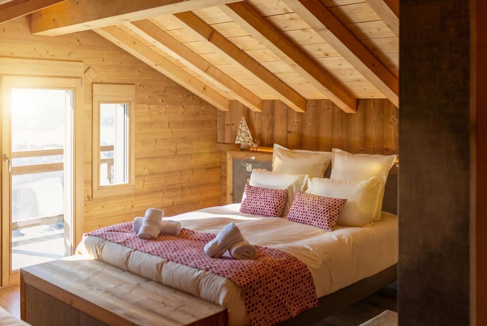 Bed, Photo of the whole room, Bedroom, towels