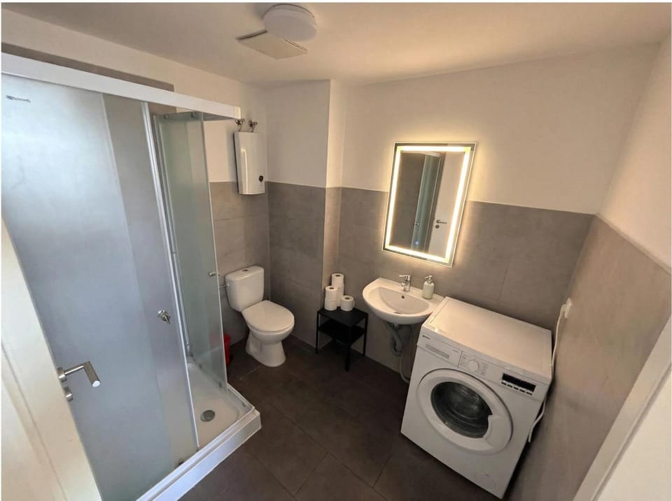 Shower, Bathroom, towels, washing machine