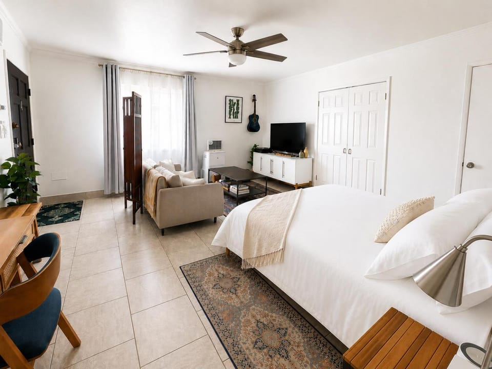 Downtown Studio Free Parking 1 mi to Beach & Convention Center Apartment in Long Beach