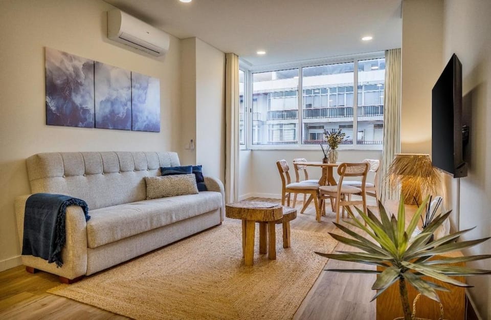 Communal lounge/ TV room, TV and multimedia, Living room, Dining area, air conditioner