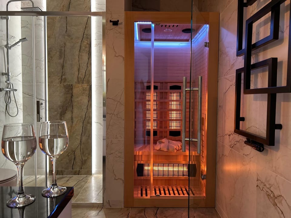 Shower, Activities, Sauna, Bathroom, Spa and wellness centre/facilities