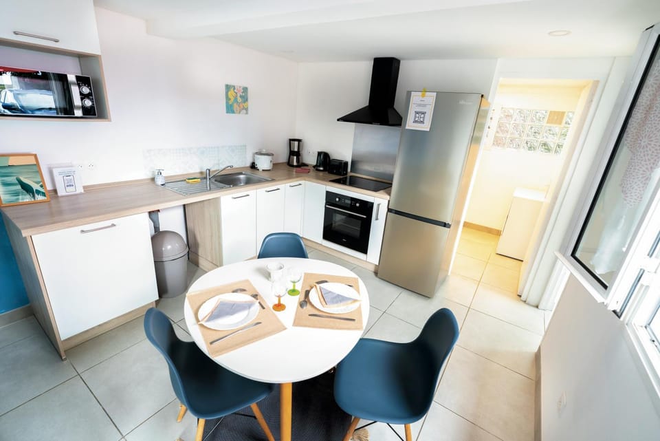 Coffee/tea facilities, Dining area, microwave, oven, stove, toaster, kitchen