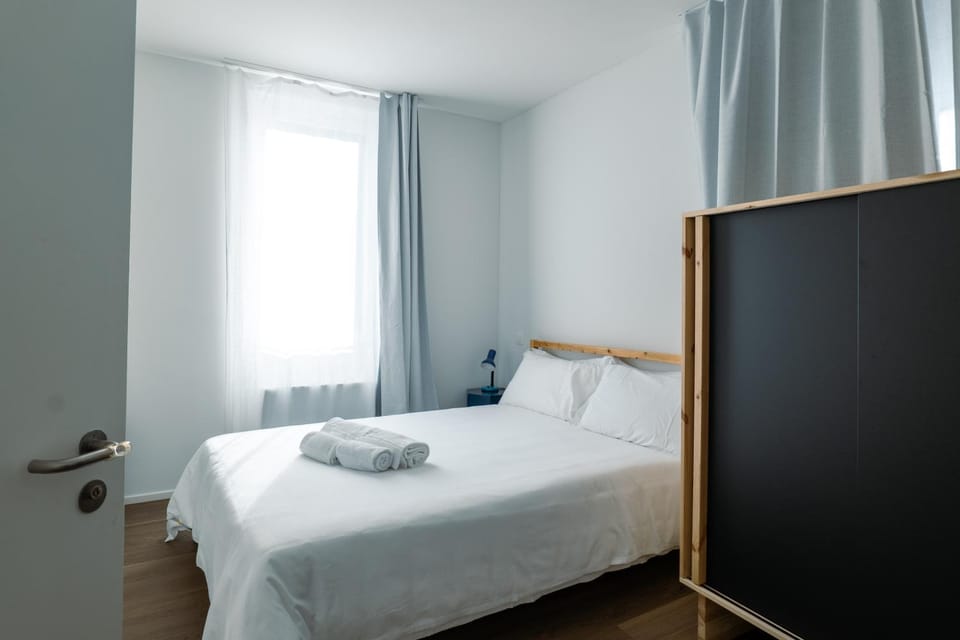 Bed, Bedroom, towels