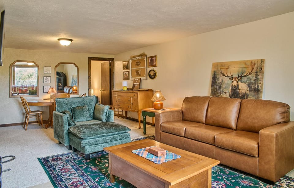 Living room, Photo of the whole room, Seating area, Dining area