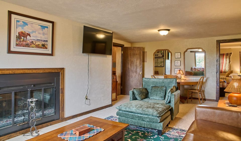 TV and multimedia, Living room, Photo of the whole room, Seating area, Dining area