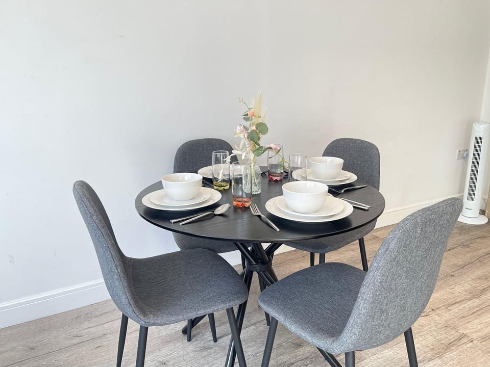 Decorative detail, Seating area, Dining area, heating