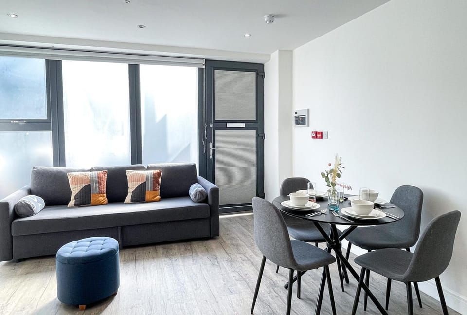 Property building, Living room, Decorative detail, Seating area, Dining area, flat iron, hair dryier, heating, internet