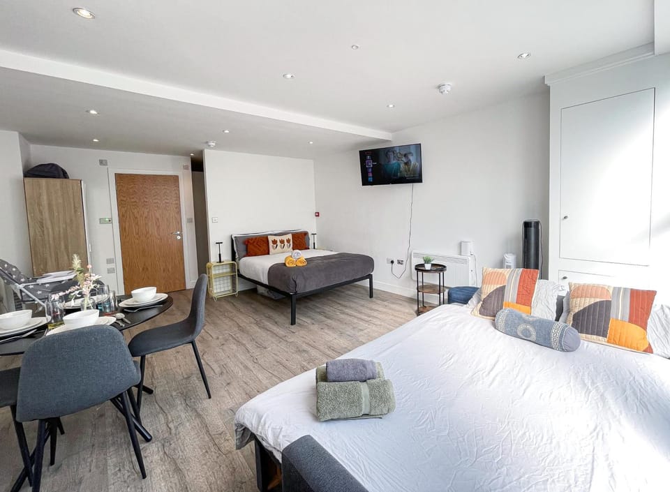 Bed, TV and multimedia, Living room, Decorative detail, Seating area, Dining area, Bedroom, towels, wardrobe, washing machine, dryer, kitchen