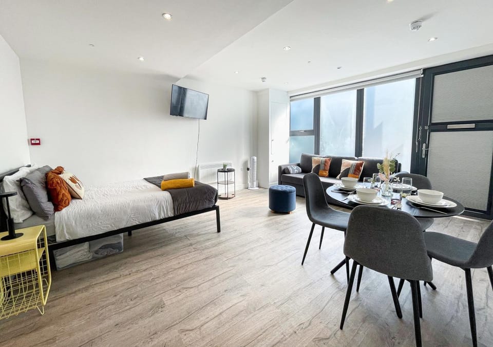 Bed, Decorative detail, Seating area, Dining area, Bedroom, heating, towels, wardrobe