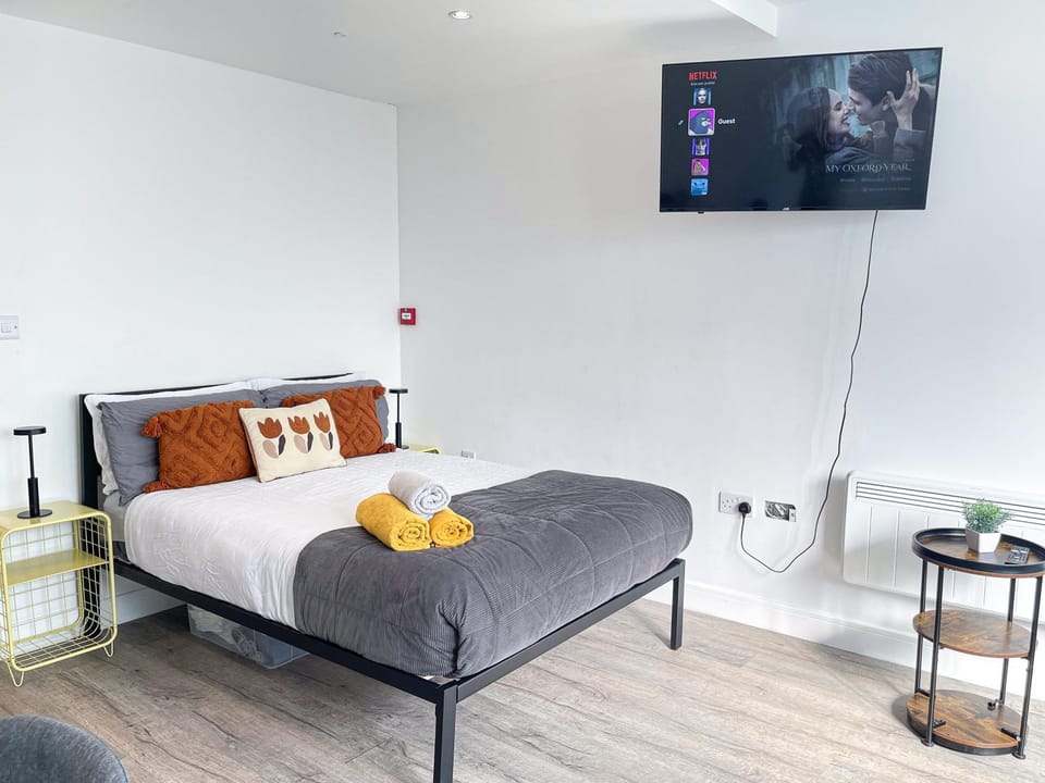 Bed, TV and multimedia, Decorative detail, flat iron, hair dryier, heating, internet, storage, towels, wardrobe