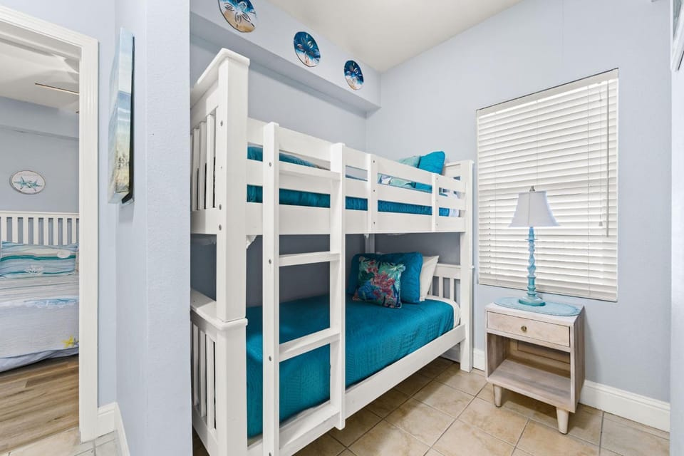 Bed, Photo of the whole room, bunk bed