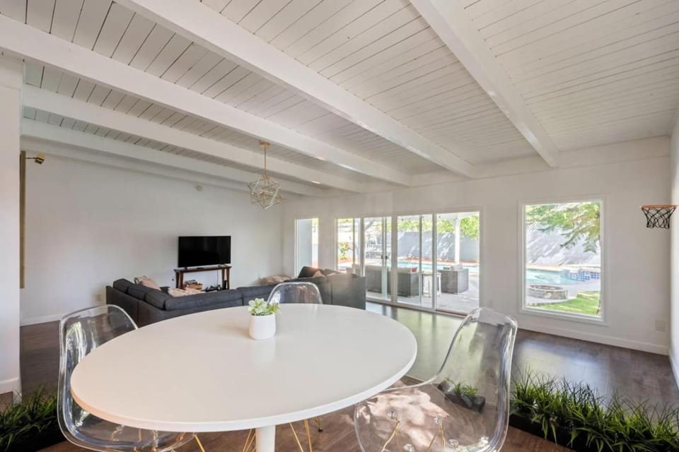 Hatteras with pool and fun House in North Hollywood