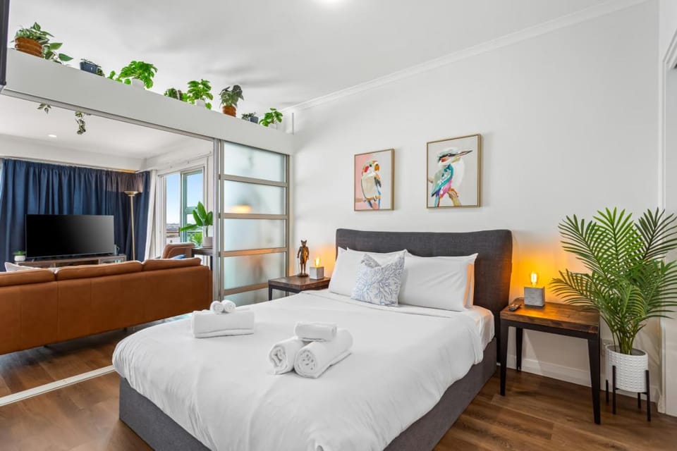 Sleek 1 Bedroom Wharf-Side Urban Retreat Apartment in Auckland