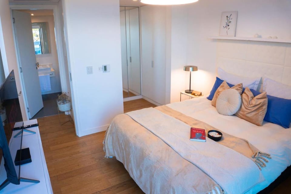 Bed, TV and multimedia, Photo of the whole room, Bedroom, wardrobe